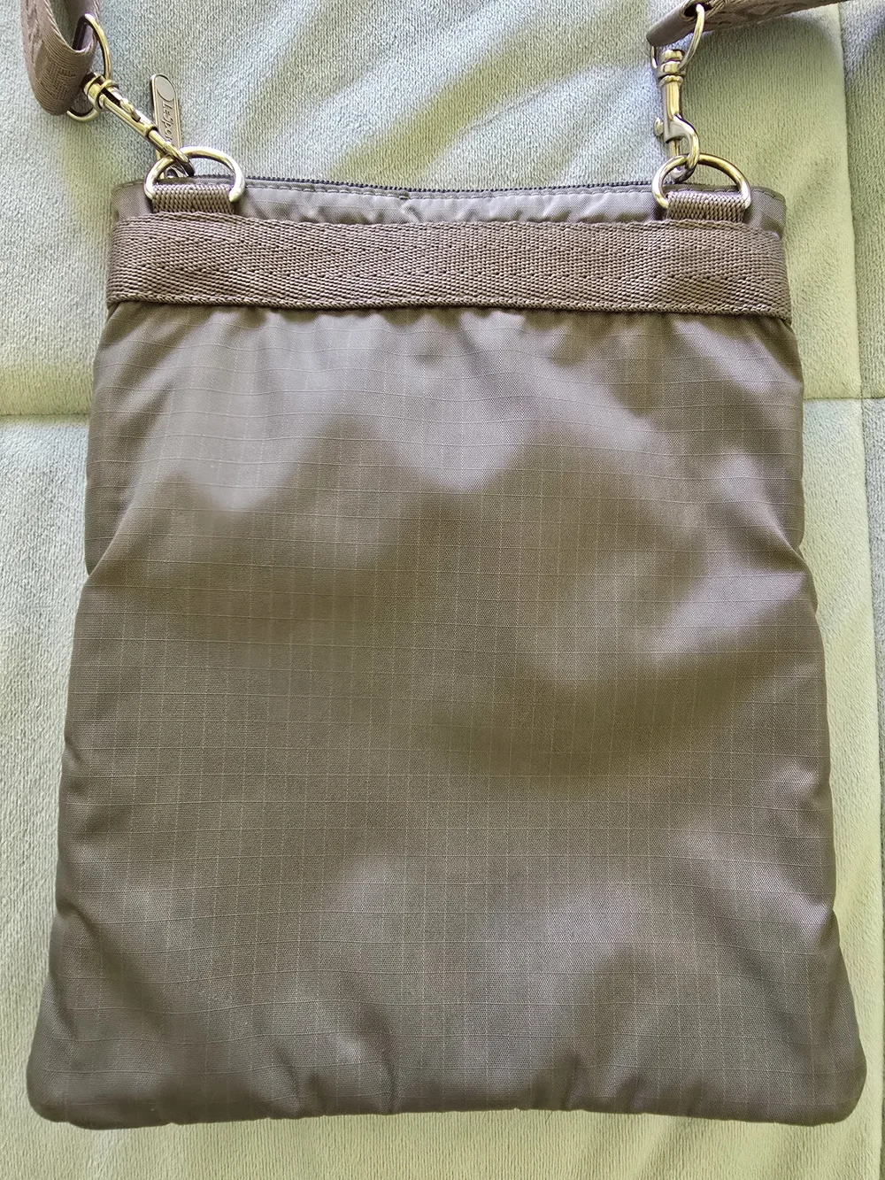 EUC LeSportsac Unisex 3-Zip Nylon Crossbody Bag - Charcoal Gray Travel Sporty